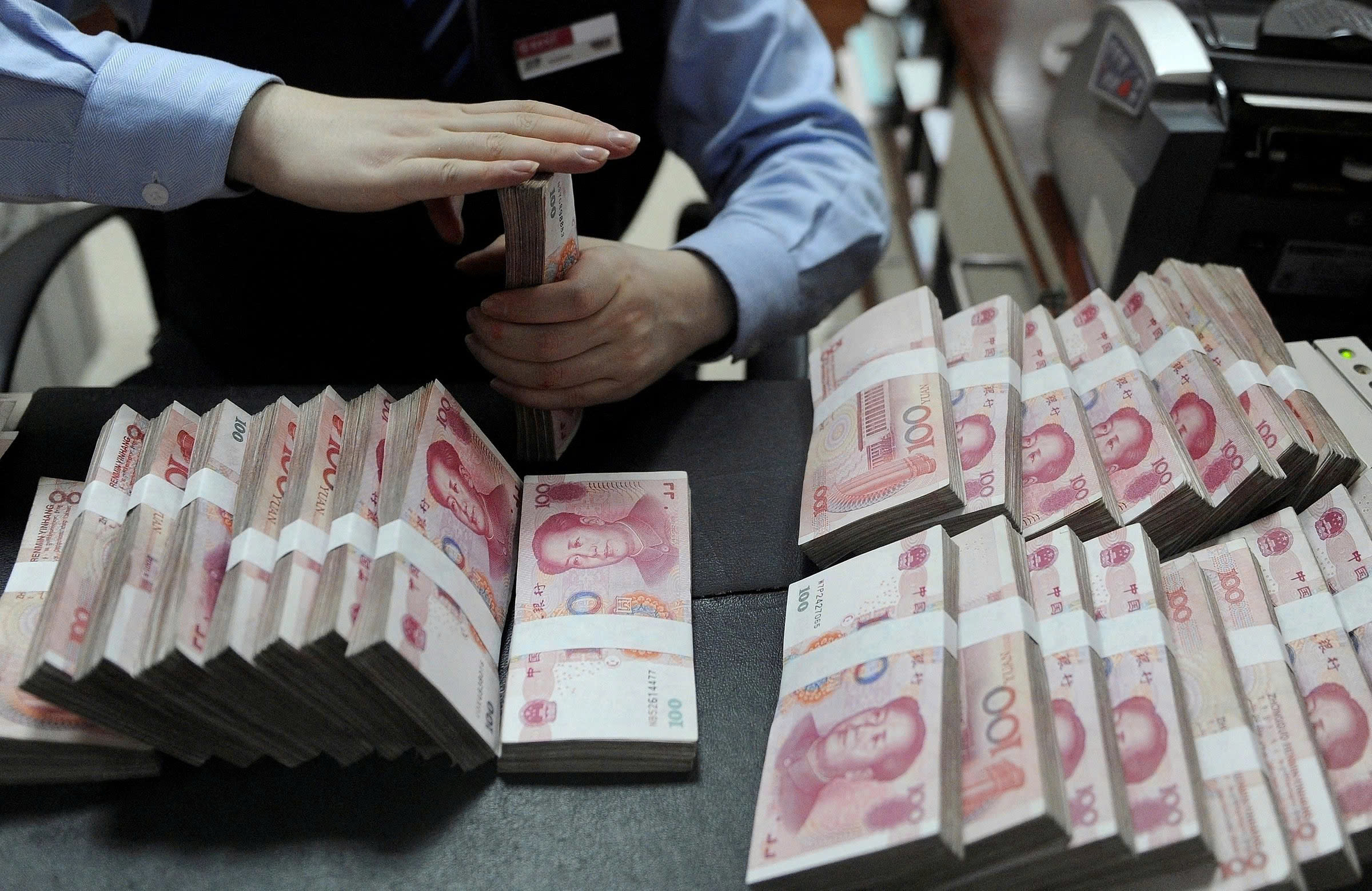 Nhân viên một ngân hàng Trung Quốc ở An Huy. Ảnh: Reuters